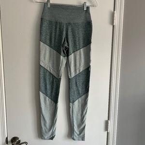 ALO Yoga Leggings - Size Medium